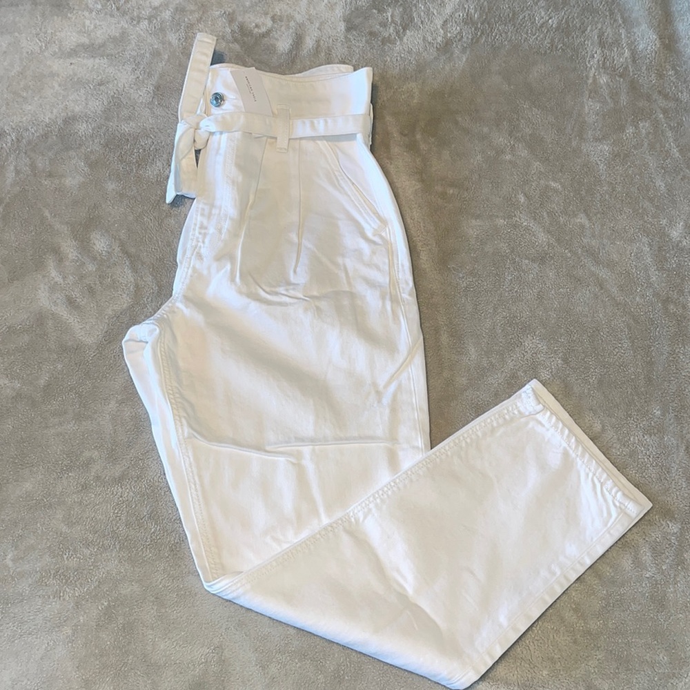 NWT American Eagle Mom Jeans- Size: 6R